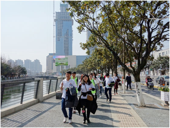 一路上，志愿者把“学雷锋践行动 树新风做好事 做志愿者”的精神传扬到大街小巷，把雷锋为人民服务的志愿精神带到城市的每个角落。